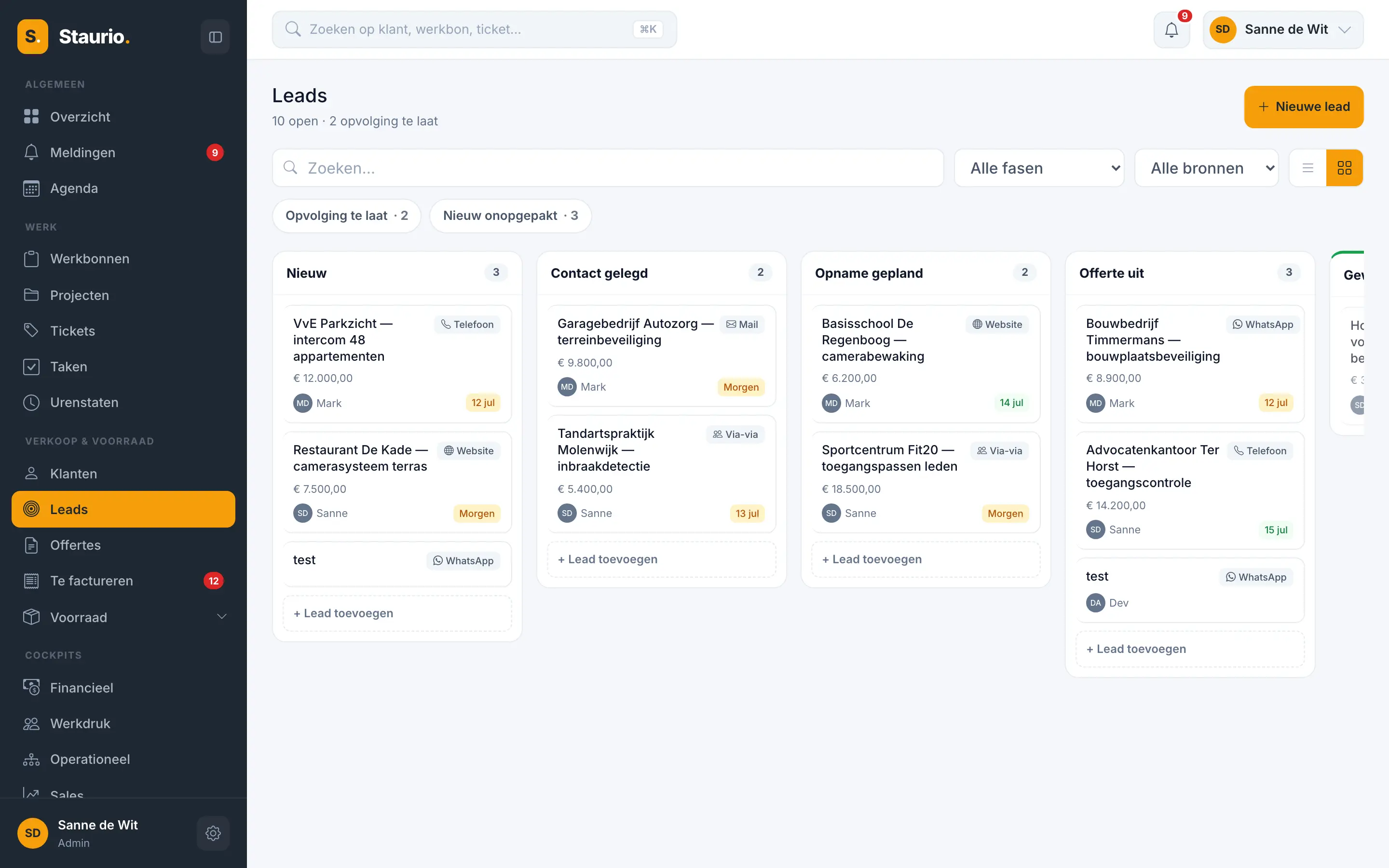 De verkoop-kanban van Staurio met leads per fase en de waarde per kolom